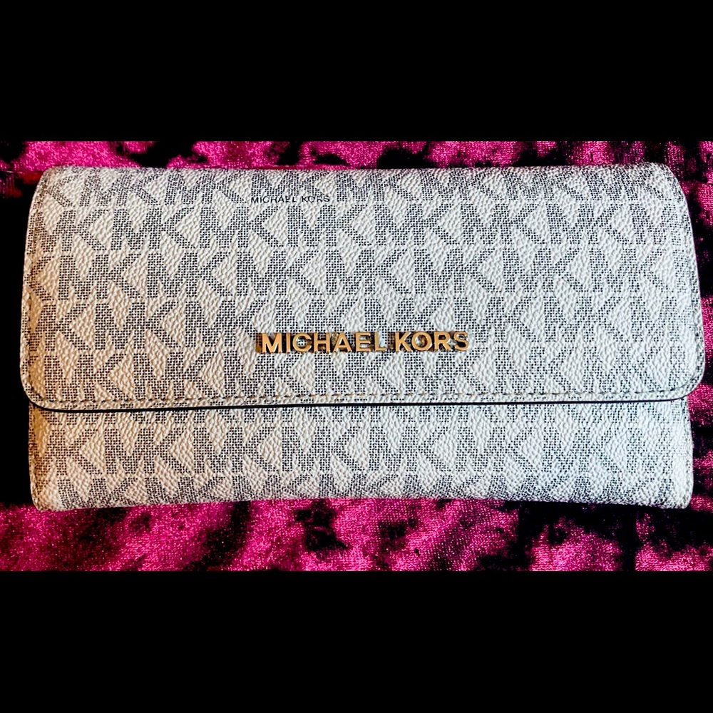 Like New Michael Kors MK Dusty Blue Wallet